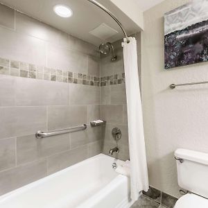 King Room Bath Tub Disability Access or Non-Smoking